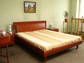 Деревянная мебель, кровать.